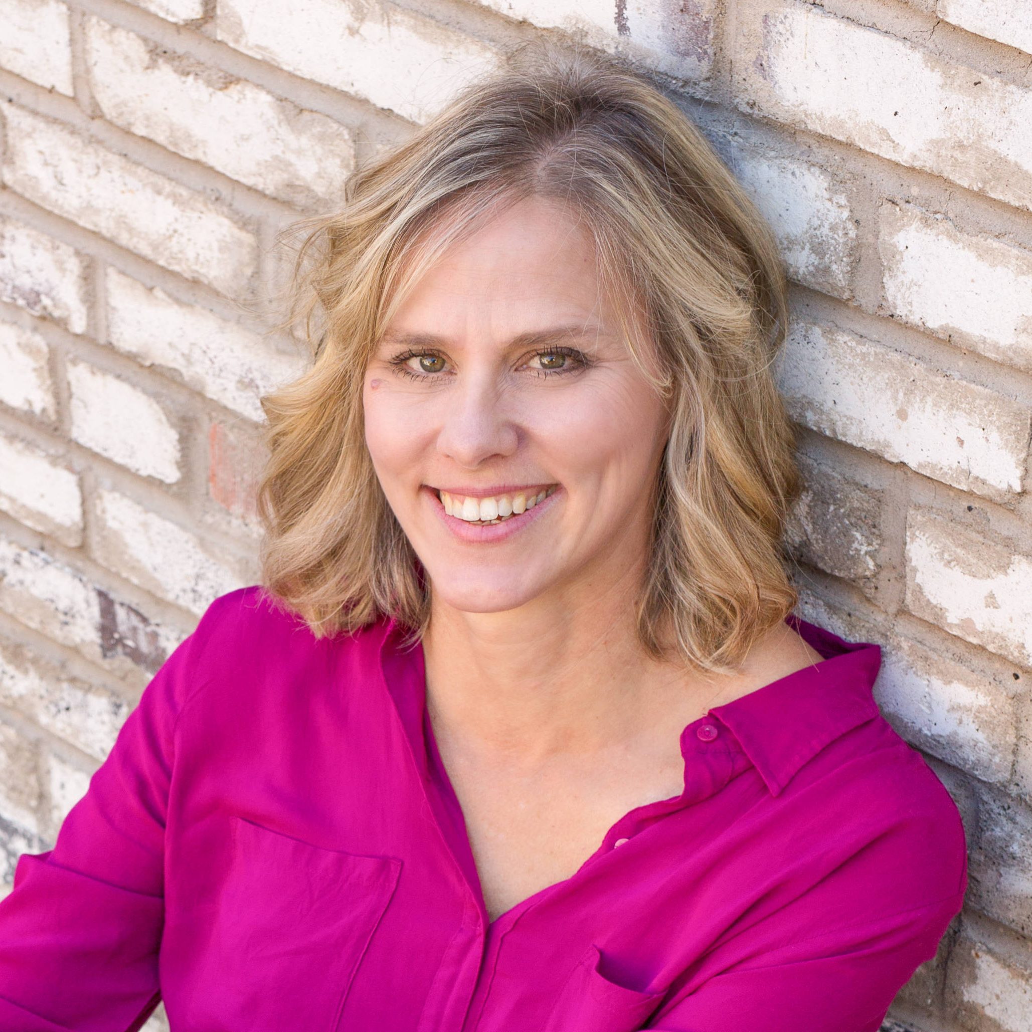 Amy Isaman - headshot pink